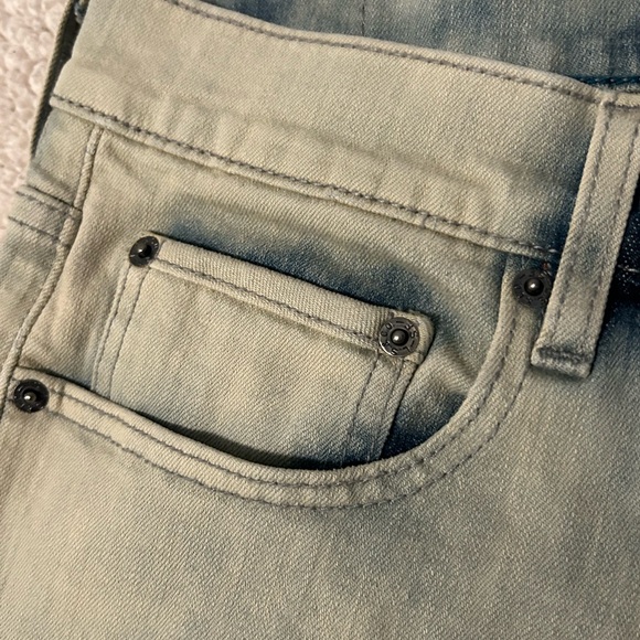 Skinny lightwash Levis - Picture 7 of 12